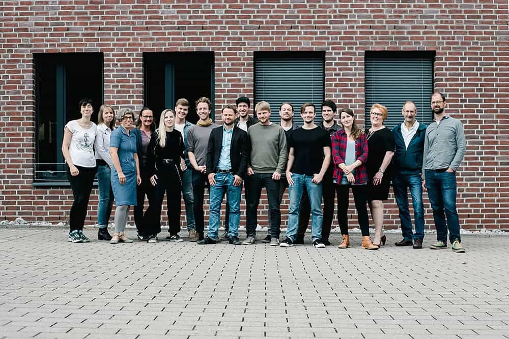 Das Team der ISH Gruppe vor dem Institutsgebäude
