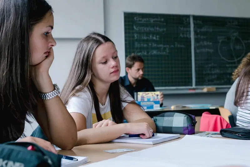 Schülerinnen erklären sich gegenseitig eine Aufgabe: Peer-Learning stärkt Basiskompetenzen