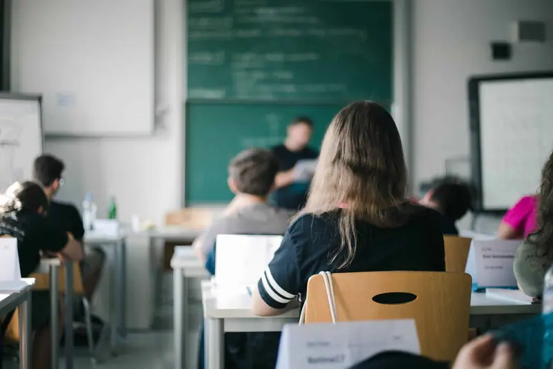 Unterrichtssituation im Klassenzimmer: Beziehungsarbeit beginnt vor dem Stoff