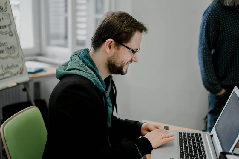 Ein Berater arbeitet konzentriert am Laptop