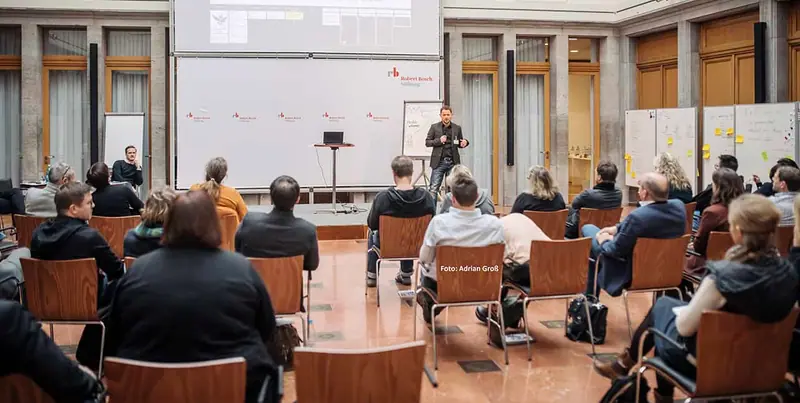 Dennis Sawatzki moderiert vor Publikum