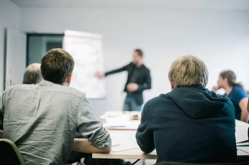 Ein Kollegium bespricht Ergebnisse in einem Workshop