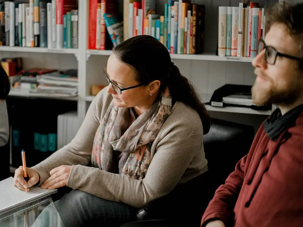 Teilnehmende einer Coaching-Weiterbildung im Gespräch